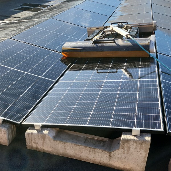 La saison de nettoyage des panneaux photovoltaïques a commencé !
